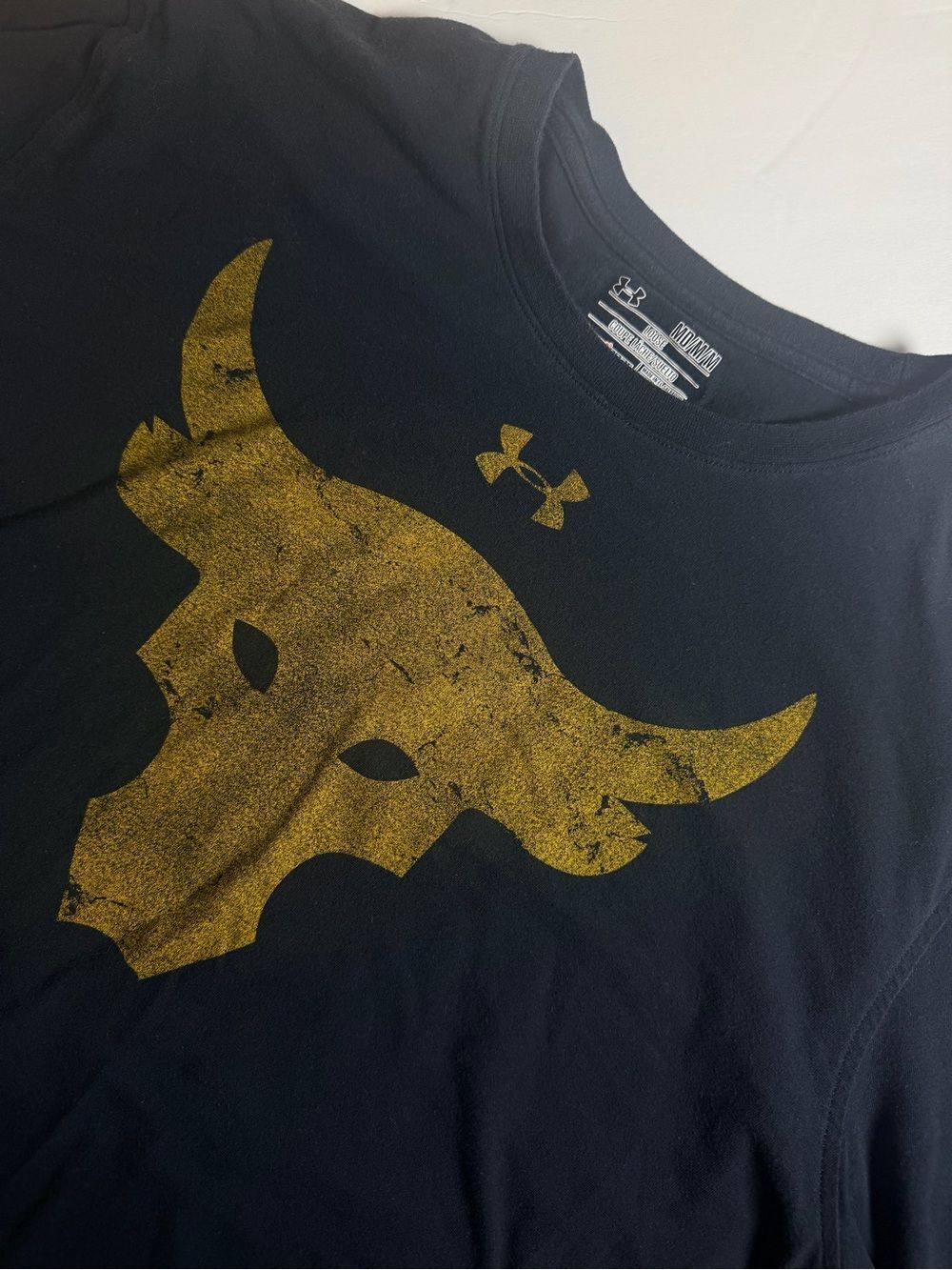 Under Armour Project Rock Long Sleeve Shirt Medium Black Gold Bull
